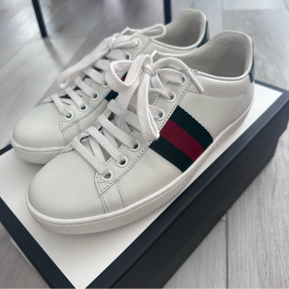 Gucci White and Red Classic Sneakers - Picture 2 of 8